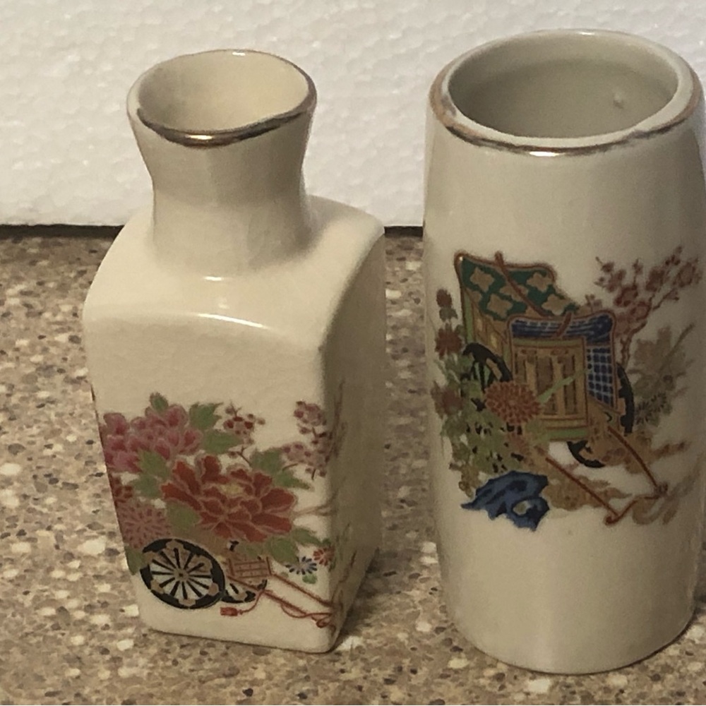 Floral Accent Japan Vases in Cream With Gold Trim